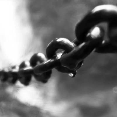 How should the crane chain be maintained and maintained?